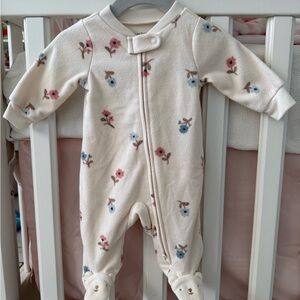 🎉5 for 🎉$20 (Baby)
Carter's Cream Floral Footie One Piece
